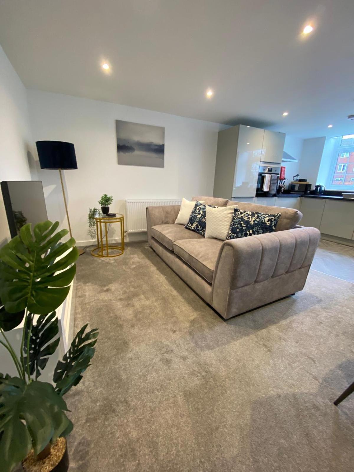 Stylish & Contemporary 2-Bed Townhouse - Parking - Wi-Fi - Netflix Apartment Worksop Exterior photo